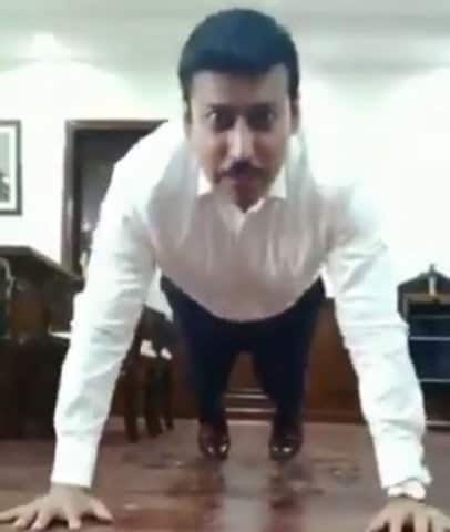 ਮੋਦੀ ਦੇ ਮੰਤਰੀ ਵੱਲੋਂ ਡੰਡ ਮਾਰਕੇ ਰਿਤਿਕ ਤੇ ਵਿਰਾਟ ਨੂੰ ਚੈਲੇਂਜ ਮੋਦੀ ਦੇ ਮੰਤਰੀ ਵੱਲੋਂ ਡੰਡ ਮਾਰਕੇ ਰਿਤਿਕ ਤੇ ਵਿਰਾਟ ਨੂੰ ਚੈਲੇਂਜ