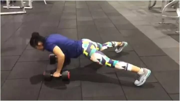 ਇਹ ਫਿੱਟਨੈੱਟ ਚੈਲੇਂਜ ਤੇਜ਼ੀ ਨਾਲ ਟਵਿੱਟਰ ’ਤੇ ਵਾਇਰਲ ਹੋ ਰਿਹਾ ਹੈ। ਇਸ ਵਿੱਚ ਸਿਤਾਰਿਆਂ ਨਾਲ ਆਮ ਲੋਕ ਵੀ ਹਿੱਸਾ ਲੈ ਰਹੇ ਹਨ। (ਤਸਵੀਰਾਂ: ਸੋਸ਼ਲ ਮੀਡੀਆ)