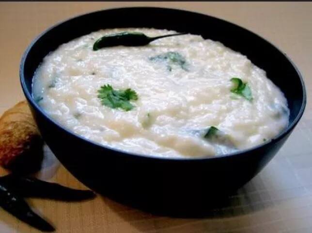 ਦਹੀਂ ਪ੍ਰੋਟੀਨ ਨਾਲ ਭਰਪੂਰ ਹੁੰਦਾ ਹੈ ਤੇ ਗਰਮੀ 'ਚ ਕਾਫੀ ਫਾਇਦੇਮੰਦ ਹੁੰਦਾ ਹੈ। ਦਹੀਂ 'ਚ ਮੌਜੂਦ ਪ੍ਰਟੀਨ ਭੁੱਖ ਨੂੰ ਸ਼ਾਂਤ ਰੱਖਦਾ ਹੈ। ਦਹੀਂ 'ਚ ਪਾਚਨ ਕਿਰਿਆ ਨੂੰ ਤੰਦਰੁਸਤ ਰੱਖਣ ਲਈ ਲਾਹੇਵੰਦ ਬੈਕਟੀਰੀਆ ਪ੍ਰੋਬਿਓਟਿਕ ਵੀ ਮਿਲਦੇ ਹਨ।