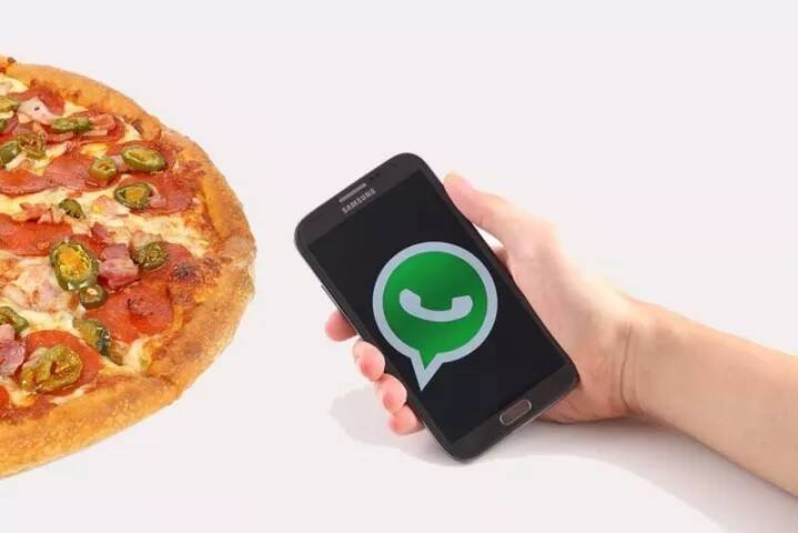 ਪਿਜ਼ਾ ਹਟ ਸਕੈਮ ਇਕ ਅਜਿਹਾ ਮੈਸੈਜ ਹੈ ਜੋ ਯੂਜ਼ਰਜ਼ ਦੇ ਕੋਲ ਕੁੱਝ ਇਸ ਤਰ੍ਹਾਂ ਆਉਂਦਾ ਹੈ। ਆਪਣੀ 60ਵੀਂ ਸਾਲਗਿਰ੍ਹਾ ਤੇ ਪਿਜ਼ਾ ਹਟ ਤਹਾਨੂੰ 4 ਮੁਫ਼ਤ ਲਾਰਜ ਪਿਜ਼ਾ ਦੇ ਰਿਹਾ ਹੈ। ਆਪਣਾ ਮੁਫ਼ਤ ਪਿਜ਼ਾ ਪਾਉਣ ਲਈ ਇਥੇ ਕਲਿੱਕ ਕਰੋ ਤੇ ਬ੍ਰਾਊਜਰ 'ਚ ਲਿੰਕ ਖੋਲ ਕੁੱਝ ਸੌਖੇ ਸਵਾਲਾਂ ਦੇ ਜਵਾਬ ਦਿਓ। ਤੁਸੀਂ ਜਿਵੇਂ ਹੀ ਇਹ ਲਿੰਕ ਖੋਲ੍ਹਦੇ ਹੋ ਇਹ ਤੁਹਾਡੇ 7 ਦੋਸਤਾਂ ਨੂੰ ਨੌਮੀਨੇਟ ਕਰਨ ਲਈ ਕਹਿੰਦਾ ਹੈ ਜਿਸਦੀ ਵਜ੍ਹਾ ਨਾਲ ਇਹ ਬਗ ਤੁਹਾਡੇ ਨਾਲ ਤੁਹਾਡੇ ਦੋਸਤਾਂ ਦੀ ਜਾਣਕਾਰੀ ਵੀ ਲੈ ਲੈਂਦਾ ਹੈ।