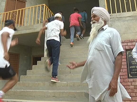 ਮਾਧਾ ਸਿੰਘ ਦੇ ਯਤਨਾਂ ਨੂੰ ਹੁੰਗਾਰਾ ਉਦੋਂ ਮਿਲਿਆ ਜਦੋਂ ਉਸ ਦੇ ਪਿੰਡ ਦੇ ਕੁਝ ਮੁੰਡੇ ਫ਼ੌਜ ਵਿੱਚ ਭਰਤੀ ਹੋ ਗਏ।