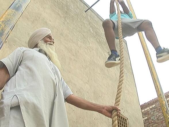 ਮਾਧਾ ਸਿੰਘ ਦੀਆਂ ਪੈੜਾਂ 'ਤੇ ਤੁਰਦੇ ਪਿੰਡ ਦੇ ਕਈ ਹੋਰ ਰਿਟਾਇਰ ਫ਼ੌਜੀ ਵੀ ਉਸ ਨਾਲ ਆ ਮਿਲੇ ਹਨ।