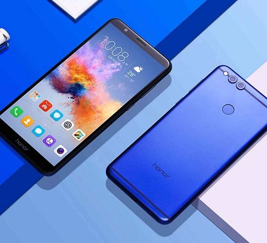Honor 7x ਬੇਜੇਲਲੈਸ ਡਿਸਪਲੇ ਨਾਲ ਆ ਰਿਹਾ ਹੈ। ਇਸ ਫੋਨ ਦਾ 5.93 ਇੰਚ ਦਾ ਐਚਡੀ ਡਿਸਪਲੇ ਹੈ। ਫੋਨ ਦਾ ਰੀਅਰ ਕੈਮਰਾ 16 ਮੈਗਾਪਿਕਸਲ+2 ਮੈਗਾਪਿਕਸਲ ਦੇ ਸੈਂਸਰ ਨਾਲ ਦਿੱਤਾ ਗਿਆ ਹੈ ਜਦਕਿ ਫਰੰਟ ਕੈਮਰਾ 8 ਮੈਗਾਪਿਕਸਲ ਹੈ। ਇਹ ਫੋਨ 4 ਜੀਬੀ ਰੈਮ ਦੇ ਨਾਲ 32 ਜੀਬੀ ਦੀ ਸਟੋਰੇਜ ਨਾਲ ਆਉਂਦਾ ਹੈ ਜਿਸ ਨੂੰ ਮਾਈਕਰੋ ਐਸਡੀ ਕਾਰਡ ਨਾਲ ਵਧਾਇਆ ਵੀ ਜਾ ਸਕਦਾ ਹੈ। ਔਨਰ 7 ਐਕਸ ਦੀ ਕੀਮਤ 12,999 ਰੁਪਏ ਹੈ।
