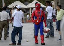 ਬਾਲਕੋਨੀ ਤੋਂ ਲਟਕਦੇ ਬੱਚੇ ਨੂੰ ਬਚਾਉਣ ਵਾਲੇ ‘ਸਪਾਈਡਰਮੈਨ’ ਨੂੰ ਫਰਾਂਸ ਦੀ ਨਾਗਰਿਕਤਾ