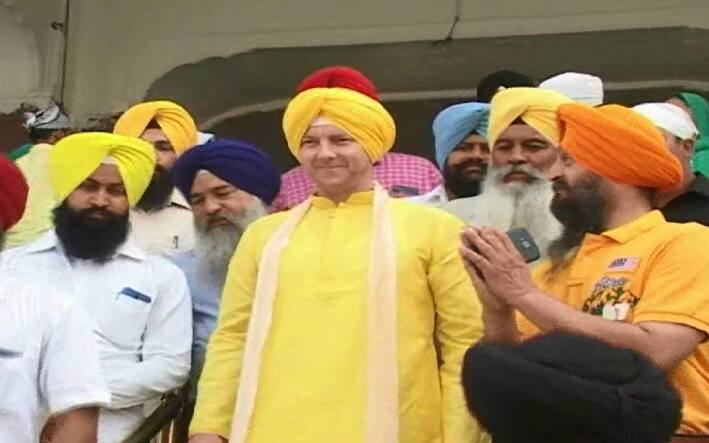 ਅੰਮ੍ਰਿਤਸਰ: ਆਸਟ੍ਰੇਲੀਆ ਦੇ ਤੇਜ਼ ਗੇਂਦਬਾਜ਼ ਬ੍ਰੈਟ ਲੀ ਗੁਰੂ ਨਗਰੀ ਦੇ ਦੋ ਦਿਨਾ ਦੌਰੇ 'ਤੇ ਹਨ। ਅੱਜ ਦੂਜੇ ਦਿਨ ਬ੍ਰੈਟ ਲੀ ਦਸਤਾਰ ਸਜਾ ਕੇ ਸ੍ਰੀ ਦਰਬਾਰ ਸਾਹਿਬ ਵਿਖੇ ਨਤਮਸਕ ਹੋਣ ਲਈ ਪੁੱਜੇ ਸਨ। 