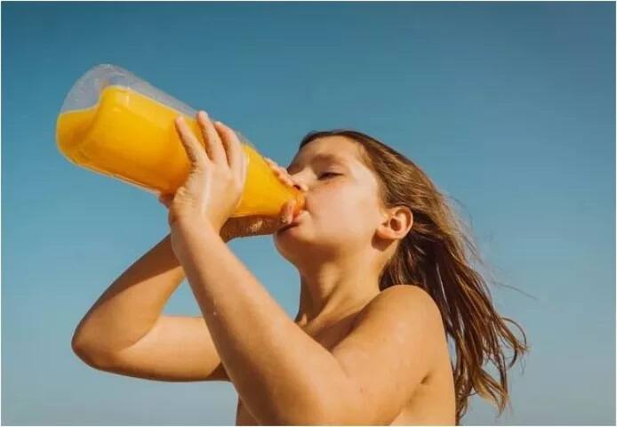 ਹਾਲਾਂਕਿ ਮਾਰਕਿਟ ਵਿੱਚ ਮਿਲਣ ਵਾਲੇ ਫਰੂਟ ਜੂਸ ਨੂੰ ਸਿਹਤ ਲਈ ਵਧੀਆ ਮੰਨਿਆ ਜਾਂਦਾ ਹੈ ਪਰ ਉਸ ਵਿੱਚ ਵੀ ਸ਼ੂਗਰ ਤੇ ਕੈਲੋਰੀ ਦੀ ਮਾਤਰਾ ਵੱਧ ਹੁੰਦੀ ਹੈ। 