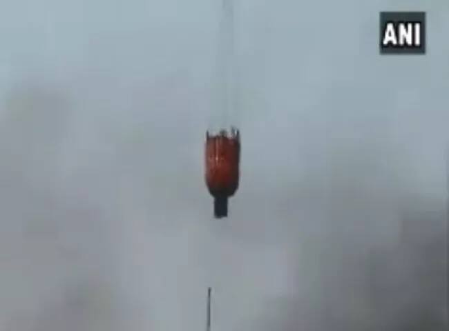 ਅੱਗ ਬਝਾਉਣ ਲਈ ਹੈਲੀਕਾਪਟਰ ਨਾਲ ਬੰਨ੍ਹੇ ਡਰੰਮ ਦੇ ਜ਼ਰੀਏ ਪਾਣੀ ਸੁੱਟਿਆ ਗਿਆ।