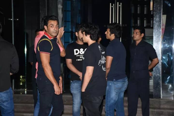 ਟਵਿਕਲ ਖੰਨਾ ਦੇ ਸਟੋਰ 'ਚ ਤਾਨਿਆ ਦੀ ਡਿਜ਼ਾਇਨ ਕੀਤੀ ਹੋਈ ਅਸੈਸਰੀਜ਼ ਲੱਗੀ ਹੋਈ ਹੈ।