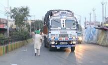 ਕਿਸਾਨਾਂ ਨੇ ਸੁੱਟੀਆਂ ਸੜਕਾਂ \'ਤੇ ਸਬਜ਼ੀਆਂ, ਆੜ੍ਹਤੀਆਂ ਨਾਲ ਫਸੇ ਸਿੰਙ