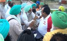 ਕਿਸਾਨਾਂ ਨੇ ਸੁੱਟੀਆਂ ਸੜਕਾਂ \'ਤੇ ਸਬਜ਼ੀਆਂ, ਆੜ੍ਹਤੀਆਂ ਨਾਲ ਫਸੇ ਸਿੰਙ