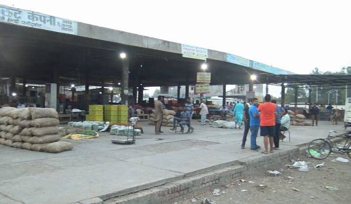 ਉਨ੍ਹਾਂ ਕਿਹਾ ਕਿ ਪਹਿਲਾਂ ਇਹ ਖਾਧ ਪਦਾਰਥ ਲਿਆਉਣ ਵਾਲੇ ਨੂੰ ਨਰਮੀ ਨਾਲ ਵਾਪਸ ਜਾਣ ਲਈ ਕਿਹਾ ਜਾਵੇਗਾ ਅਤੇ ਜੇਕਰ ਫਿਰ ਵੀ ਕੋਈ ਨਹੀਂ ਮੰਨਦਾ ਤਾਂ ਉਸ ਦੀ ਸਬਜ਼ੀ ਨੂੰ ਸੜਕ 'ਤੇ ਸੁੱਟਿਆ ਜਾਵੇਗਾ। 