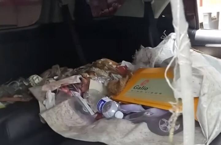 ਏਜੰਸੀ ਦੇ ਵਤੀਰੇ ਤੋਂ ਅੱਕੇ ਚੌਧਰੀ ਨੇ ਆਪਣੀ 40 ਲੱਖ ਦੀ ਗੱਡੀ ਨੂੰ ਕੂੜੇ ਨਾਲ ਭਰ ਕੇ ਸਰਵਿਸ ਸੈਂਟਰ ਭੇਜ ਦਿੱਤਾ। ਸਰਵਿਸ ਸੈਂਟਰ ਵਾਲੇ ਅਜਿਹੀ ਹਾਲਤ 'ਚ ਗੱਡੀ ਵੇਖ ਕੇ ਘਬਰਾ ਗਏ ਤੇ ਉਨ੍ਹਾਂ ਇਸ ਨੂੰ ਪੁਲਿਸ ਹਵਾਲੇ ਕਰ ਦਿੱਤਾ।