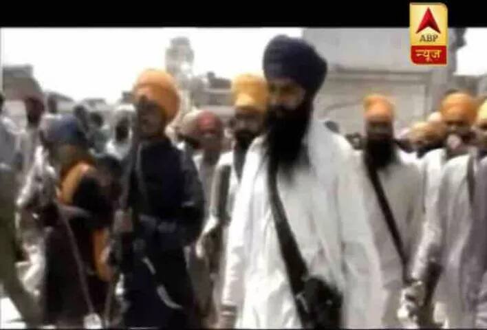 15 ਦਸੰਬਰ, 1983 ਨੂੰ ਭਿੰਡਰਾਂਵਾਲੇ ਆਪਣੇ ਕੁਝ ਸਾਥੀਆਂ ਨਾਲ ਅਕਾਲ ਤਖਤ ਅੰਦਰ ਚਲੇ ਗਏ। ਸਿੱਖਾਂ ਲਈ ਵੱਖਰੇ ਦੇਸ਼ ਮੰਗ ਕੇਂਦਰ ਸਰਕਾਰ ਨੂੰ ਸਤਾਉਣ ਲੱਗੀ ਤੇ ਭਿੰਡਰਾਂਵਾਲੇ ਨੂੰ ਕਾਬੂ ਕਰਨ ਲਈ ਇੰਦਰਾ ਸਰਕਾਰ ਕਿਸੇ ਵੀ ਅੰਤਮ ਫੈਸਲੇ 'ਤੇ ਪਹੁੰਚਣ ਲਈ ਕਾਹਲੀ ਸੀ। 