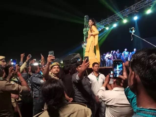  ਬਰੇਲੀ 'ਚ ਸਪਨਾ ਨੇ ਆਪਣੇ ਕਈ ਮਸ਼ਹੂਰ ਗਾਣਿਆ ਤੇ ਡਾਂਸ ਕੀਤਾ। ਹਾਲਾਕਿ ਸ਼ਾਮ ਤੋਂ ਹੀ ਸਪਨਾ ਦਾ ਇੰਤਜ਼ਾਰ ਕਰ ਰਹੀ ਭੀੜ ਬੇਕਾਬੂ ਹੋ ਗਈ ਸੀ।