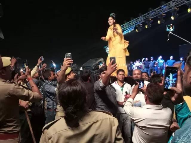 ਕੁਝ ਲੋਕ ਸਟੇਜ 'ਤੇ ਚੜ੍ਹਨ ਦੀ ਕੋਸ਼ਿਸ਼ ਕਰਨ ਲੱਗੇ ਜਿਨ੍ਹਾਂ ਨੂੰ ਬਾਊਂਸਰਾਂ ਵੱਲੋਂ ਰੋਕਿਆ ਗਿਆ। ਪੁਲਿਸ ਵੱਲੋਂ ਵੀ ਕੋਸ਼ਿਸ਼ ਕਰਨ ਤੇ ਜਦੋਂ ਲੋਕ ਸਟੇਜ ਤੇ ਚੜ੍ਹਨੋ ਨਾ ਹਟੇ ਤਾਂ ਸਪਨਾ ਪਿਛਲੇ ਰਸਤਿਉਂ ਨਿਕਲ ਕੇ ਗਈ।