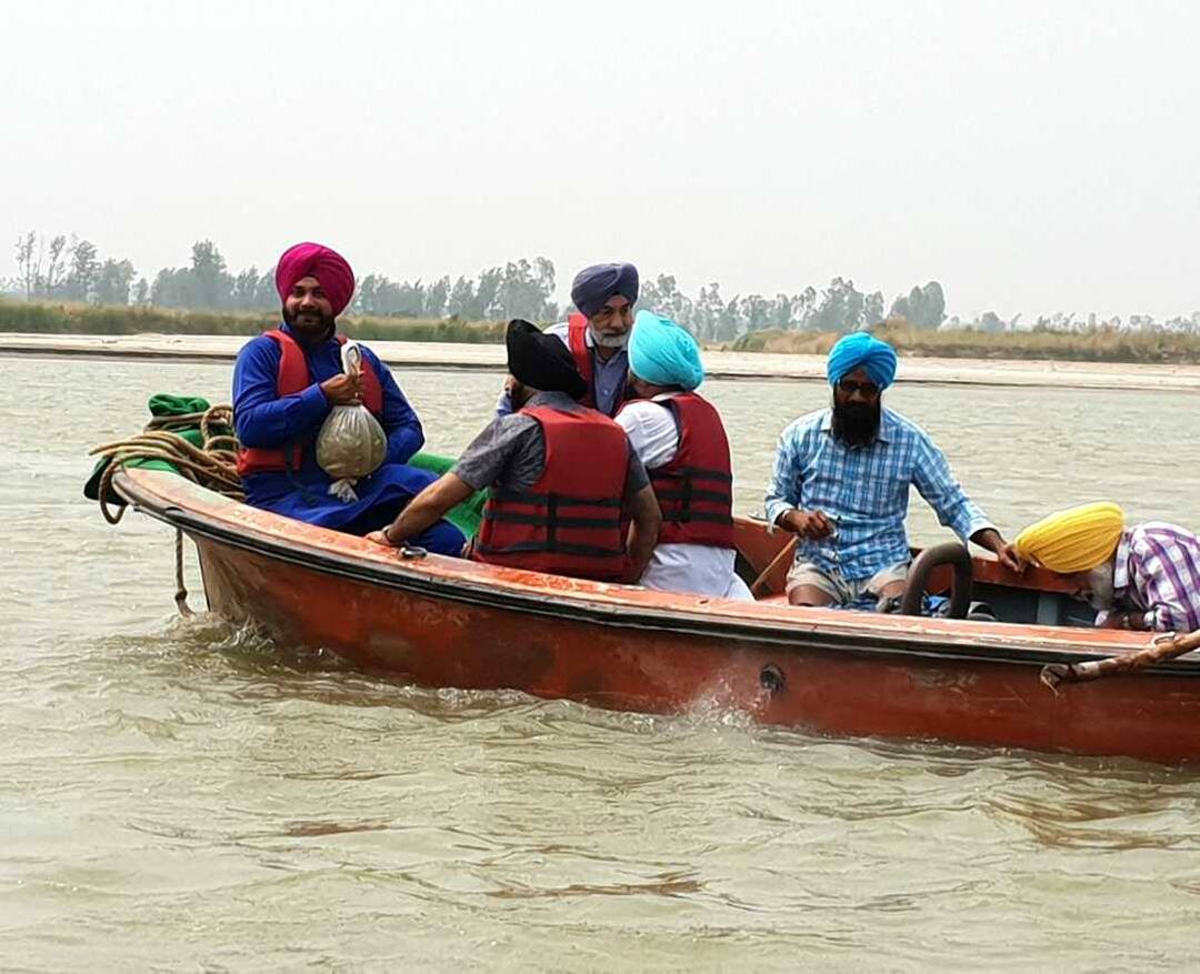 ਇੱਕ 'ਲਿਫਾਫੇ' ਕਾਰਨ ਵਿਧਾਇਕ ਨੂੰ ਝੱਲਣਾ ਪਿਆ ਸਿੱਧੂ ਦਾ ਗੁੱਸਾ sidhu shouted on his MLA when he threw polythene bag into river ਇੱਕ 'ਲਿਫਾਫੇ' ਕਾਰਨ ਵਿਧਾਇਕ ਨੂੰ ਝੱਲਣਾ ਪਿਆ ਸਿੱਧੂ ਦਾ ਗੁੱਸਾ