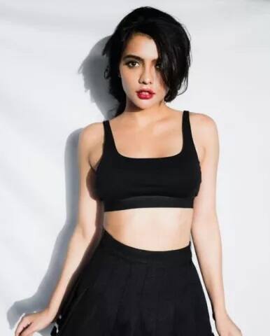 ਰੂਹੀ ਨਿਰਦੇਸ਼ਕ ਮਧੁਰ ਭੰਡਾਰਕਰ ਦੀ ਫ਼ਿਲਮ ‘ਕੈਲੇਂਡਰ ਗਰਲਸ’ ਵਿੱਚ ਵੀ ਆਪਣੀਆਂ ਅਦਾਵਾਂ ਵਿਖਾ ਚੁੱਕੀ ਹੈ।