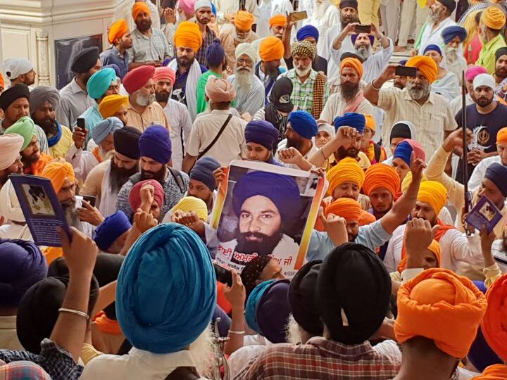  ਅੱਜ ਸਵੇਰੇ ਅਰਦਾਸ ਤੋਂ ਤੁਰੰਤ ਬਾਅਦ ਹੀ ਸਚਖੰਡ ਸ੍ਰੀ ਹਰਿਮੰਦਰ ਸਾਹਿਬ ਵਿੱਚ ਖ਼ਾਲਿਸਤਾਨ ਦੇ ਨਾਅਰੇ ਲੱਗਣੇ ਸ਼ੁਰੂ ਹੋ ਗਏ।