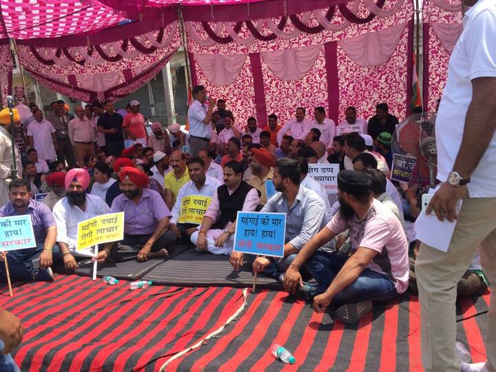 ਪੈਟਰੋਲ ਤੇ ਡੀਜ਼ਲ ਦੇ ਭਾਅ ਵਧਣ ਖਿਲਾਫ ਕਾਂਗਰਸ ਨੇ ਮੋਰਚਾ ਖੋਲ੍ਹਿਆ ਹੈ। ਇਸ ਤਹਿਤ ਅੱਜ ਜਲੰਧਰ ਵਿੱਚ ਰੋਸ ਪ੍ਰਦਰਸ਼ਨ ਕੀਤਾ ਗਿਆ।