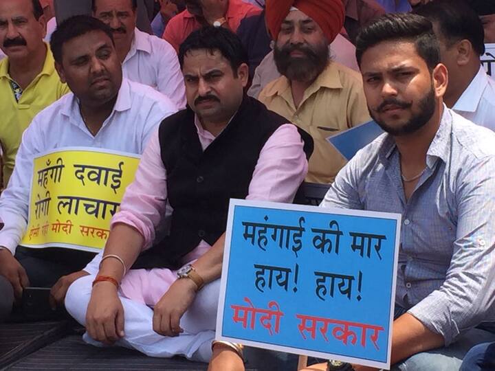 ਪੈਟਰੋਲ-ਡੀਜ਼ਲ ਮਹਿੰਗਾ ਹੋਣ ਦਾ ਕਾਰਨ ਮੋਟੇ ਟੈਕਸ ਹਨ। ਕੇਂਦਰ ਸਰਕਾਰ ਜਿੱਥੇ ਪੈਟਰੋਲ-ਡੀਜ਼ਲ ’ਤੇ ਐਕਸਾਈਜ਼ ਡਿਊਟੀ ਲਾਉਂਦੀ ਹੈ, ਉੱਥੇ ਸੂਬਾ ਸਰਕਾਰਾਂ ਇਸ ‘ਤੇ ਵੈਟ ਲਾਉਂਦੀਆਂ ਹਨ।