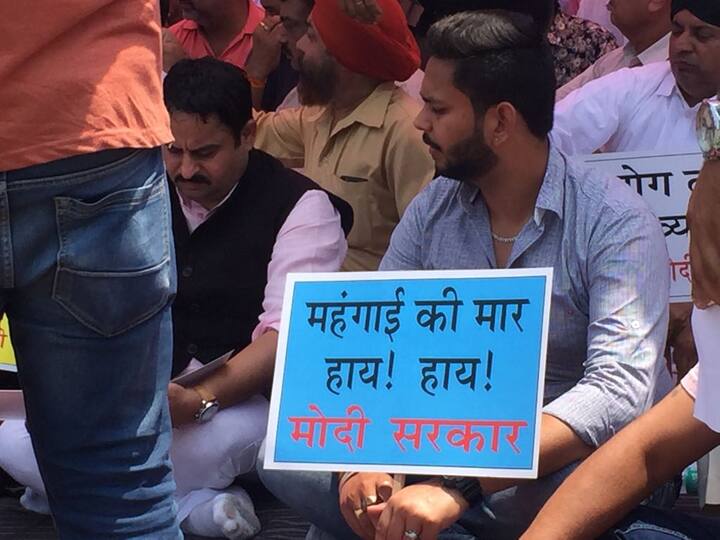  ਇੱਕ ਦਿਨ ਵਿੱਚ ਪੈਟਰੋਲੀਅਮ ਪਦਾਰਥਾਂ ’ਤੇ ਲਾਏ ਟੈਕਸ ਤੇ ਕੇਂਦਰ ਸਰਕਾਰ ਦੇ ਖਾਤੇ 665 ਕਰੋੜ ਤੇ ਸੂਬਾ ਸਰਕਾਰਾਂ ਨੂੰ ਵੈਟ ਤੋਂ ਪ੍ਰਤੀ ਦਿਨ 456 ਕਰੇੜ ਰੁਪਏ ਦੀ ਕਮਾਈ ਹੁੰਦੀ ਹੈ।
