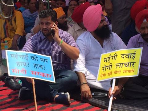 ਪੈਟਰੋਲ-ਡੀਜ਼ਲ ਦੀਆਂ ਕੀਮਤਾਂ ਖਿਲਾਫ ਡਟੇ ਕਾਂਗਰਸੀ ਪੈਟਰੋਲ-ਡੀਜ਼ਲ ਦੀਆਂ ਕੀਮਤਾਂ ਖਿਲਾਫ ਡਟੇ ਕਾਂਗਰਸੀ