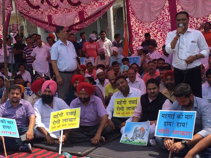 ਕੇਂਦਰ ਸਰਕਾਰ 19.48 ਰੁਪਏ ਇਸ ’ਤੇ ਐਕਸਾਈਜ਼ ਡਿਊਟੀ ਲਾ ਰਹੀ ਹੈ ਤੇ 16 ਰੁਪਏ 67 ਪੈਸੇ VAT ਵਸੂਲਿਆ ਜਾ ਰਿਹਾ ਹੈ। ਇਸ ਮੁਤਾਬਕ ਦਿੱਲੀ ਵਿੱਚ ਇੱਕ ਲੀਟਰ ਪੈਟਰੋਲ ’ਤੇ 39.79 ਰੁਪਏ ਟੈਕਸ ਵਸੂਲਿਆ ਜਾ ਰਿਹਾ ਹੈ।