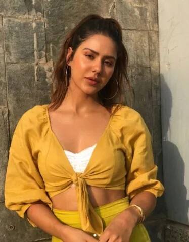 ਇਸ ਤੋਂ ਬਾਅਦ ਦਿੱਲੀ ਯੂਨੀਵਰਸਿਟੀ ਵਿੱਚ ਉਨ੍ਹਾਂ ਗ੍ਰੈਜੂਏਸ਼ਨ ਕੀਤਾ। 