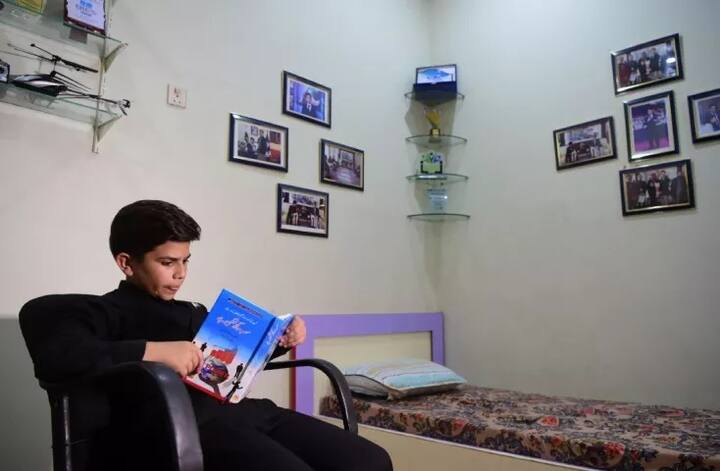  ਉਸ ਦੇ ਕਮਰੇ ਵਿੱਚ ਦੁਨੀਆ ਦੇ ਕਈ ਮਹਾਨ ਲੋਕਾਂ ਦੀਆਂ ਤਸਵੀਰਾਂ ਟੰਗੀਆਂ ਹੋਈਆਂ ਹਨ। ਇਨ੍ਹਾਂ ਵਿੱਚੋਂ ਸਭ ਤੋਂ ਉਤਾਂਹ ਅੱਲਾਮਾ ਇਕਬਾਲ ਦੀ ਤਸਵੀਰ ਹੈ। ਆਪਣੇ ਇੱਕ ਵੀਡੀਓ ਵਿੱਚ ਇਕਬਾਲ ਦਾ ਜ਼ਿਕਰ ਕਰਦਿਆਂ ਹੱਮਾਦ ਨੇ ਕਿਹਾ ਕਿ ਜੇ ਇਕਬਾਲ ਨਾ ਹੁੰਦੇ ਤਾਂ ਉਹ ਸਭ ਹੁਣ ਤਕ ਅੰਗਰੇਜ਼ਾਂ ਦੇ ਪਖ਼ਾਨੇ ਸਾਫ਼ ਕਰ ਰਹੇ ਹੁੰਦੇ।