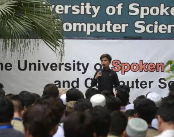  ਹੱਮਾਦ ਨੇ ਮਦਰੱਸੇ ਦੀ ਪੜ੍ਹਾਈ ਛੱਡ ਕੇ ਯੂਨੀਵਰਸਿਟੀ ਸਪੋਕਨ ਇੰਗਲਿਸ਼ ਤੋਂ ਪੜ੍ਹਾਈ ਕੀਤੀ। ਉਹ ਪਾਕਿਸਤਾਨ ਦੀਆਂ ਯੂਨੀਵਰਸਿਟੀਆਂ ਵਿੱਚ ਭਾਸ਼ਣ ਦਿੰਦਾ ਹੈ ਤੇ ਬਿਹਤਰੀਨ ਅੰਦਾਜ਼ ਵਿੱਚ ਅੰਗਰੇਜ਼ੀ ਬੋਲਦਾ ਹੈ।