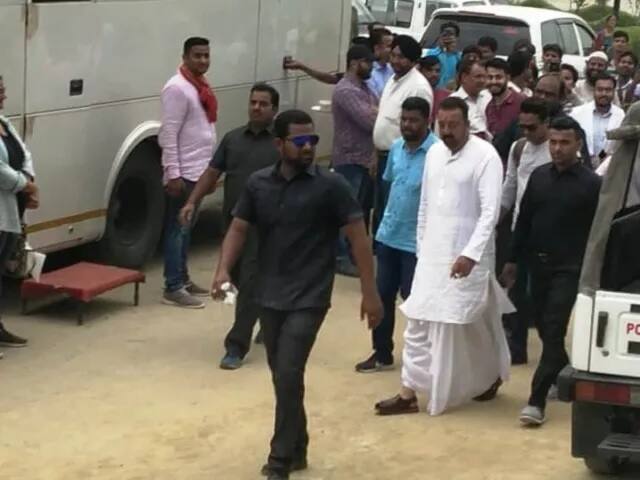 ਇਸ ਦੌਰਾਨ ਸੰਜੇ ਦੱਤ ਨੂੰ ਦੇਖਦਿਆਂ ਹੀ ਲੋਕਾਂ 'ਚ ਭਾਰੀ ਉਤਸ਼ਾਹ ਪਾਇਆ ਗਿਆ। ਸੰਜੇ ਨੇ ਵੀ ਲੋਕਾਂ ਨੂੰ ਨਰਾਜ਼ ਨਾ ਕਰਦਿਆਂ ਹੱਥ ਹਿਲਾ ਕੇ ਉਨ੍ਹਾਂ ਦੀ ਖੁਸ਼ੀ ਦੀ ਇਜ਼ਹਾਰ ਕਬੂਲਿਆ। 