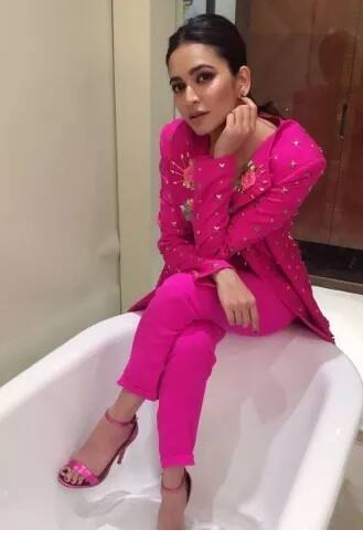 ਦਰਅਸਲ, ਕ੍ਰਿਤੀ ਨੇ ਇਹ ਤਸਵੀਰਾਂ ਆਪਣੇ ਮੇਕਅਪ ਆਰਟਿਸਟ ਹੀਮਾ ਦੀ ਤਾਰੀਫ ਕਰਦਿਆਂ ਹੋਇਆਂ ਸਾਂਝੀਆਂ ਕੀਤੀਆਂ ਹਨ।
