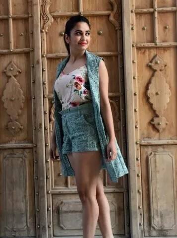 ਇਸ ਫਿਲਮ ਦਾ ਨਿਰਦੇਸ਼ਨ ਨਾਸਿਰ ਹੁਸੈਨ ਨੇ ਕੀਤਾ ਹੈ।