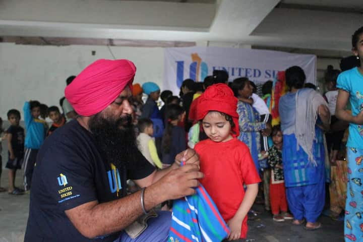  ਇਲਾਕੇ ਵਿੱਚ ਲੋੜਵੰਦਾਂ ਨੂੰ ਰਾਸ਼ਨ ਵੰਡਿਆ ਜਾ ਰਿਹਾ ਹੈ ਤੇ ਬੱਚਿਆਂ ਨੂੰ ਕੱਪੜੇ ਦਿੱਤੇ ਗਏ ਹਨ।