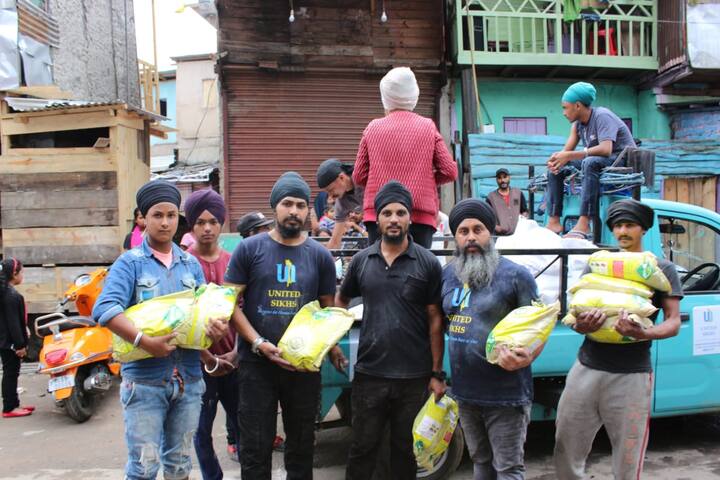  ਇਲਾਕੇ ਵਿੱਚ ਲੋੜਵੰਦਾਂ ਨੂੰ ਰਾਸ਼ਨ ਵੰਡਿਆ ਜਾ ਰਿਹਾ ਹੈ ਤੇ ਬੱਚਿਆਂ ਨੂੰ ਕੱਪੜੇ ਦਿੱਤੇ ਗਏ ਹਨ।