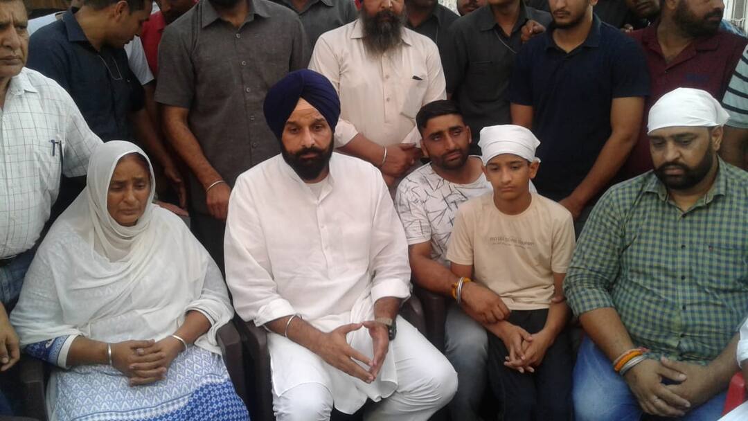 gurdeep pehalwan case majithia asks for cbi prob ਗੁਰਦੀਪ ਪਹਿਲਵਾਨ ਦੇ ਘਰ ਪੁੱਜੇ ਬਿਕਰਮ ਮਜੀਠੀਆ, ਸਰਕਾਰ ਨੂੰ ਦਿੱਤੀ ਇਹ ਚੁਣੌਤੀ