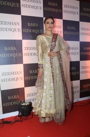 ਇਸ ਪਾਰਟੀ 'ਚ ਸਲਮਾਨ ਦੀ ਗਰਲਫ੍ਰੈਂਡ ਯੂਲੀਆ ਵੰਤੂਰ ਵੀ ਪਹੁੰਚੀ। ਹਾਲਾਕਿ ਸਲਮਾਨ ਨਾਲ ਆਪਣੇ ਰਿਸ਼ਤੇ ਨੂੰ ਲੈਕੇ ਯੂਲੀਆ ਨੇ ਕਦੇ ਖੁੱਲ੍ਹ ਕੇ ਕੁੱਝ ਨਹੀਂ ਕਿਹਾ ਤੇ ਨਾ ਹੀ ਸਲਮਾਨ ਨੇ ਇਸ ਰਿਸ਼ਤੇ ਬਾਰੇ ਕਦੇ ਕੁੱਝ ਬੋਲਿਆ ਹੈ ਪਰ ਦੋਵਾਂ ਨੇ ਕਦੇ ਮਨ੍ਹਾਂ ਵੀ ਨਹੀਂ ਕੀਤਾ।