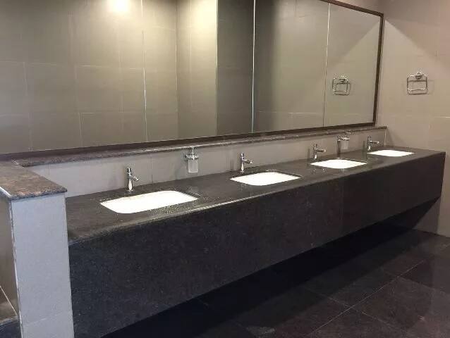 ਅਜੇ ਤੱਕ ਬੱਸ ਅੱਡੇ ਦੇ ਰੱਖ-ਰਖਾਵ ਨੂੰ ਲੈਕੇ ਕੋਈ ਅੰਤਿਮ ਫੈਸਲਾ ਨਹੀਂ ਹੋਇਆ। ਹਾਲਾਕਿ ਬੱਸ ਅੱਡਾ ਬਣਾਉਣ ਵਾਲੀ ਕੰਪਨੀ ਨੂੰ ਯੂਜ਼ਰ ਫੀਸ ਲੈਣ ਦਾ ਅਧਿਕਾਰ ਦਿੱਤਾ ਗਿਆ ਸੀ ਪਰ ਯੋਗੀ ਸਰਕਾਰ ਚਾਹੁੰਦੀ ਹੈ ਕਿ ਯਾਤਰੀਆਂ ਤੋਂ ਇਹ ਫੀਸ ਨਾ ਲਈ ਜਾਵੇ। ਆਲਮਬਾਗ ਬੱਸ ਅੱਡਾ ਹਰ ਪਾਸਿਉਂ ਏਅਰਪੋਰਟ ਜਿਹਾ ਦਿਖਾਈ ਦਿੰਦਾ ਹੈ।