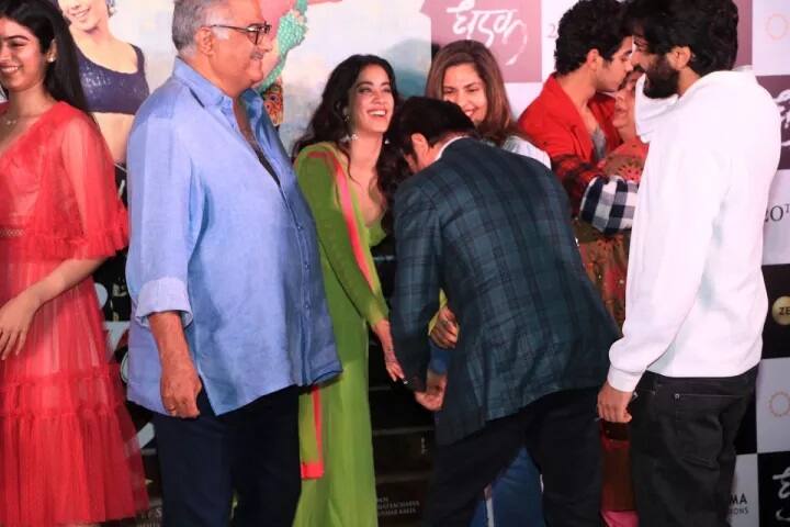  ਅਰਜੁਨ ਕਪੂਰ ਭੈਣ ਜਾਨ੍ਹਵੀ ਦੇ ਕੰਮ ਤੋਂ ਕਾਫੀ ਸੰਤੁਸ਼ਟ ਨਜ਼ਰ ਆ ਰਿਹਾ ਹੈ। 