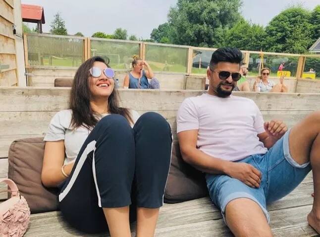 ਭਾਰਤੀ ਕ੍ਰਿਕਟਰ ਟੀਮ ਦੇ ਸਟਾਰ ਬੱਲੇਬਾਜ਼ ਸੁਰੇਸ਼ ਰੈਨਾ ਇਨ੍ਹੀਂ ਦਿਨੀਂ ਆਪਣੀ ਪਤਨੀ ਪ੍ਰਿਯੰਕਾ ਰੈਨਾ ਨਾਲ ਸਮਾਂ ਬਿਤਾ ਰਹੇ ਹਨ। ਉਨ੍ਹਾਂ ਆਪਣੀ ਪਤਨੀ ਨਾਲ ਤਾਜ਼ਾ ਤਸਵੀਰਾਂ ਸੋਸ਼ਲ ਮੀਡੀਆ ’ਤੇ ਸ਼ੇਅਰ ਕੀਤੀਆਂ।