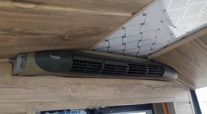 ਏਅਰਕੰਡੀਸ਼ਨਰ ਦੇ ਨਾਲ-ਨਾਲ ਮਨੋਰੰਜਨ ਲਈ LED ਵੀ ਲਾਈ ਗਈ ਹੈ।