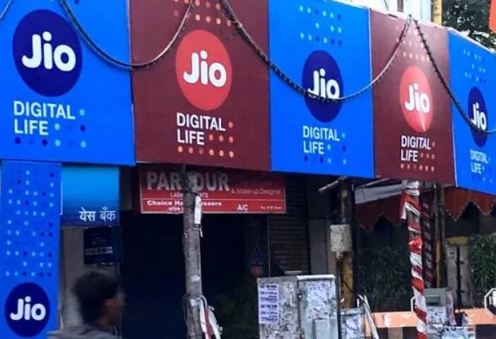 ਆਫਰ ਤਹਿਤ ਜੀਓ ਦੇ 149 ਰੁਪਏ ਦੇ ਪਲਾਨ ਵਿਚ ਹੁਣ 3 GB ਡੇਟਾ ਰੋਜ਼ਾਨਾ ਮਿਲੇਗਾ। ਇਸ ਪਲਾਨ ਵਿੱਚ ਪਹਿਲਾਂ 1.5 GB ਡੇਟਾ ਰੋਜ਼ਾਨਾ ਦਿੱਤਾ ਦਿੱਤਾ ਜਾਂਦਾ ਸੀ। ਇਸ ਪਲਾਨ ਨਾਲ 100 ਮੈਸੇਜ਼ ਤੇ ਅਨਲਿਮਟਿਡ ਕਾਲਾਂ ਦਿੱਤੀਆਂ ਜਾਂਦੀਆਂ ਹਨ। 