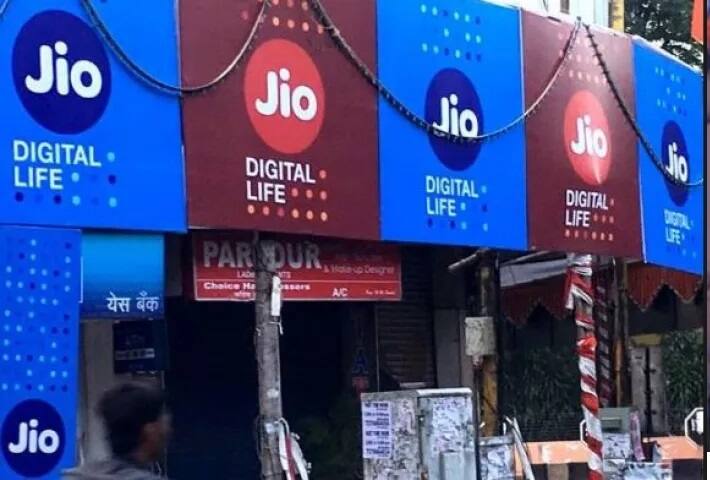 399 ਰੁਪਏ ਵਾਲੇ ਪਲਾਨ ਵਿੱਚ ਹੁਣ ਹਰ ਦਿਨ 3 GB ਡੇਟਾ ਦਿੱਤਾ ਜਾਏਗਾ। ਇਸ ਨਾਲ ਰੋਜ਼ਾਨਾ 100 SMS, ਮਿਆਦ 84 ਦਿਨ ਤੇ ਅਨਲਿਮਟਿਡ ਕਾਲਾਂ ਵੀ ਆਉਂਦੀਆਂ ਹਨ। ਪਹਿਲਾਂ ਇਸ ਵਿੱਚ 1.5 GB ਡੇਟਾ ਦਿੱਤਾ ਜਾਂਦਾ ਸੀ।