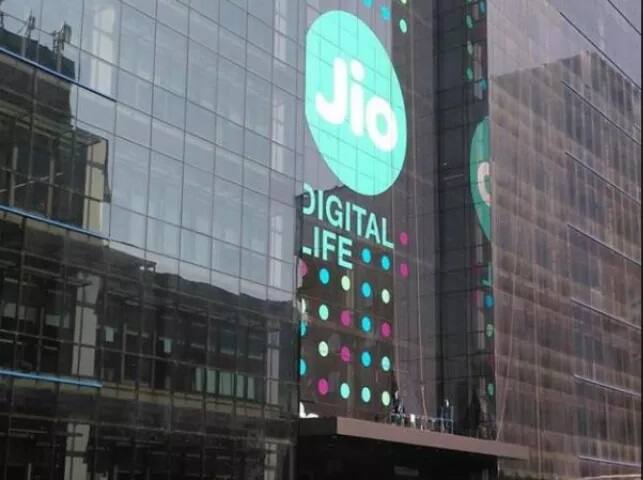 ਜੀਓ ਦੇ 299 ਰੁਪਏ ਦੇ ਪਲਾਨ ਵਿੱਚ ਪਹਿਲਾਂ 1.5 GB ਡੇਟਾ ਮਿਲਦਾ ਸੀ ਪਰ ਹੁਣ 3 GB ਡੇਟਾ ਰੋਜ਼ਾਨਾ ਦਿੱਤਾ ਜਾਏਗਾ। 799 ਰੁਪਏ ਵਾਲੇ ਪਲਾਨ ਵਿੱਚ ਹਰ ਦਿਨ 5 GB ਡੇਟਾ ਦਿੱਤਾ ਜਾਏਗਾ।   