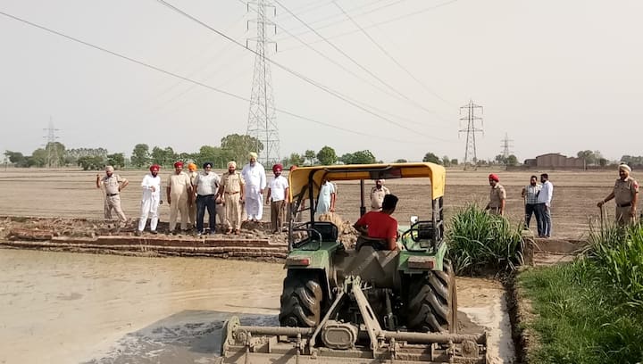 ਤੈਅ ਸਮੇਂ ਤੋਂ ਪਹਿਲਾਂ ਝੋਨਾ ਲਾਉਣ ਵਾਲਿਆਂ ਖਿਲਾਫ ਸਰਕਾਰ ਨੇ ਸਖਤੀ ਵਿੱਢ ਦਿੱਤੀ ਹੈ। ਅੱਜ ਕਈ ਥਾਈਂ ਝੋਨਾ ਵਾਹ ਦਿੱਤਾ ਗਿਆ। ਇਹ ਤਸਵੀਰਾਂ ਸੰਗਰੂਰ ਦੇ ਪਿੰਡ ਛਾਜਲੀ ਦੀਆਂ ਹਨ।