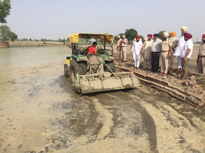 ਇਸ ਲਈ ਸਰਕਾਰ ਕਿਸਾਨਾਂ ਖਿਲਾਫ ਕਾਰਵਾਈ ਕਰਨ ਜਾ ਰਹੀ ਹੈ। ਖੇਤੀਬਾੜੀ ਮਹਿਕਮੇ ਦੇ ਸਕੱਤਰ ਤੇ ਪ੍ਰਦੂਸ਼ਨ ਕੰਟਰੋਲ ਬੋਰਡ ਦੇ ਚੇਅਰਮੈਨ ਕਾਹਨ ਸਿੰਘ ਪਨੂੰ ਨੇ ਕਿਹਾ ਹੈ ਕਿ ਸਮੇਂ ਤੋਂ ਪਹਿਲਾਂ ਝੋਨੇ ਲਾਉਣ ਵਾਲੇ ਕਿਸਾਨਾਂ ਦਾ ਝੋਨਾ ਵਾਹਿਆ ਜਾ ਰਿਹਾ ਹੈ।