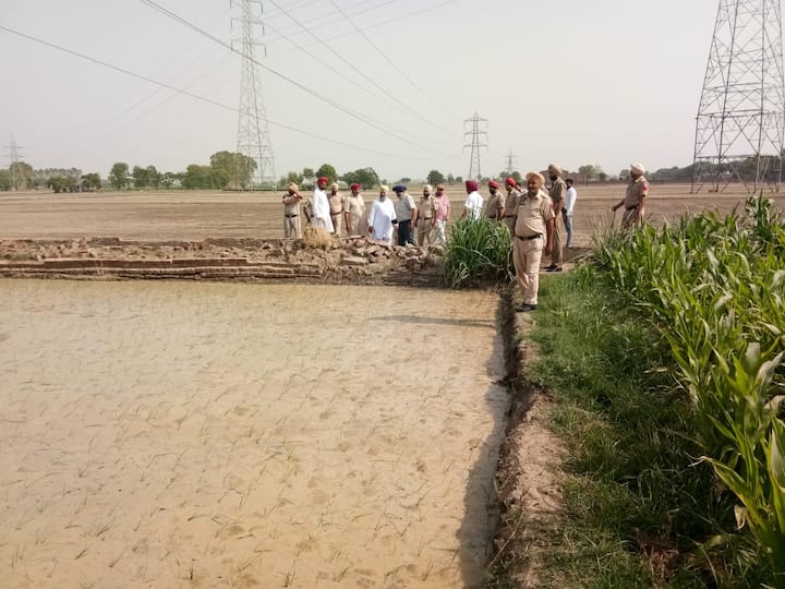 ਕਿਸਾਨ ਲੀਡਰਾਂ ਨੇ ਕਿਹਾ ਹੈ ਕਿ ਪਿਛਲੇ ਸਾਲ 15 ਜੂਨ ਤੋਂ ਝੋਨੇ ਦੀ ਲਵਾਈ ਸ਼ੁਰੂ ਹੋਣ ‘ਤੇ ਵੀ ਛੋਟੇ ਤੇ ਗਰੀਬ ਕਿਸਾਨਾਂ ਦਾ ਝੋਨਾ ਕਾਫੀ ਪਛੇਤਾ ਹੋ ਗਿਆ ਸੀ। ਇਸ ਕਾਰਨ ਵਿਕਰੀ ਸਮੇਂ ਸਿੱਲ੍ਹ ਵਧੇਰੇ ਹੋਣ ਦੇ ਬਹਾਨੇ ਉਨ੍ਹਾਂ ਨੂੰ ਖਰੀਦ ਇੰਸਪੈਕਟਰਾਂ ਤੇ ਵਪਾਰੀਆਂ ਦੀ ਲੁੱਟ ਦਾ ਸ਼ਿਕਾਰ ਹੋਣਾ ਪਿਆ ਸੀ।