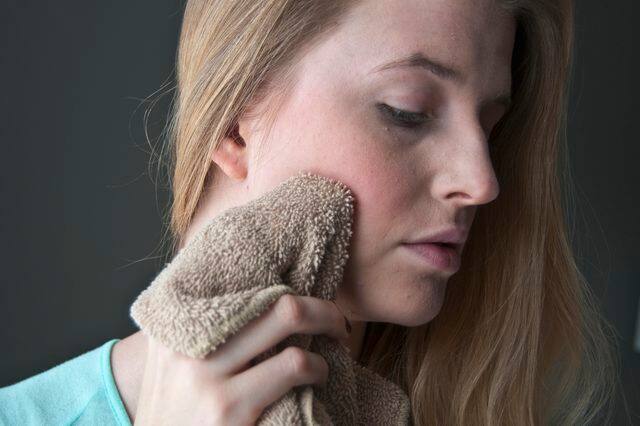 ਡਾਕਟਰਾਂ ਮੁਤਾਬਕ ਪਿੰਪਲਜ਼ ਹਟਾਉਣ ਦੇ ਟੂਥਪੇਸਟ ਦੀ ਵਰਤੋਂ ਚਿਹਰੇ 'ਤੇ ਖੁਸ਼ਕੀ ਦਾ ਕਾਰਨ ਬਣ ਸਕਦੀ ਹੈ। 