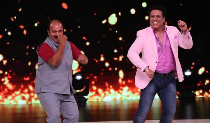 ਡੱਬੂ ਅੰਕਲ ਗੋਵਿੰਦਾ ਨੂੰ ਵੀ ਆਪਣੇ ਫੈਨ ਬਣਾ ਚੁੱਕੇ ਹਨ। ਹਾਲ ਹੀ 'ਚ ਮਾਧੁਰੀ ਦੀਕਸ਼ਤ ਦੇ ਡਾਂਸਿੰਗ ਸ਼ੋਅ 'ਡਾਂਸ ਦੀਵਾਨੇ' ਦੇ ਸੈਟ 'ਤੇ ਦੋਵਾਂ ਦੀ ਮੁਲਾਕਾਤ ਹੋਈ। ਜਿੱਥੇ ਦੋਵਾਂ ਨੇ ਮਿਲ ਕੇ ਇੱਕ ਤੋਂ ਵਧ ਕੇ ਇੱਕ ਡਾਂਸਿੰਗ ਪ੍ਰਫਾਰਮੈਂਸ ਦਿੱਤੀ।ਜਿਵੇਂ ਹੀ ਸੈੱਟ 'ਤੇ ਗੋਵਿੰਦਾ ਨਾਲ ਡੱਬੂ ਅੰਕਲ ਦਾ ਆਹਮਣਾ-ਸਾਹਮਣਾ ਹੋਇਆ ਤਾਂ ਪਹਿਲਾਂ ਤਾਂ ਉਨ੍ਹਾਂ ਗੋਵਿਦਾ ਦੇ ਪੈਰ ਛੂਹੇ ਫਿਰ ਉਨ੍ਹਾਂ ਨੂੰ ਗਲ ਨਾਲ ਲਾ ਲਿਆ।