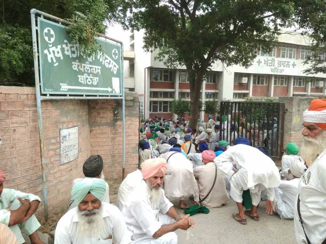 farmers protest against agricultur officer ਖੇਤੀਬਾੜੀ ਅਫ਼ਸਰ ਨੇ ਕੀਤੀ ਇੱਕ ਘੰਟਾ ਬਿਜਲੀ ਦੀ ਸਿਫਾਰਸ਼, ਕਿਸਾਨਾਂ ਦੇ ਰੋਹ ਅੱਗੇ ਝੁਕਿਆ